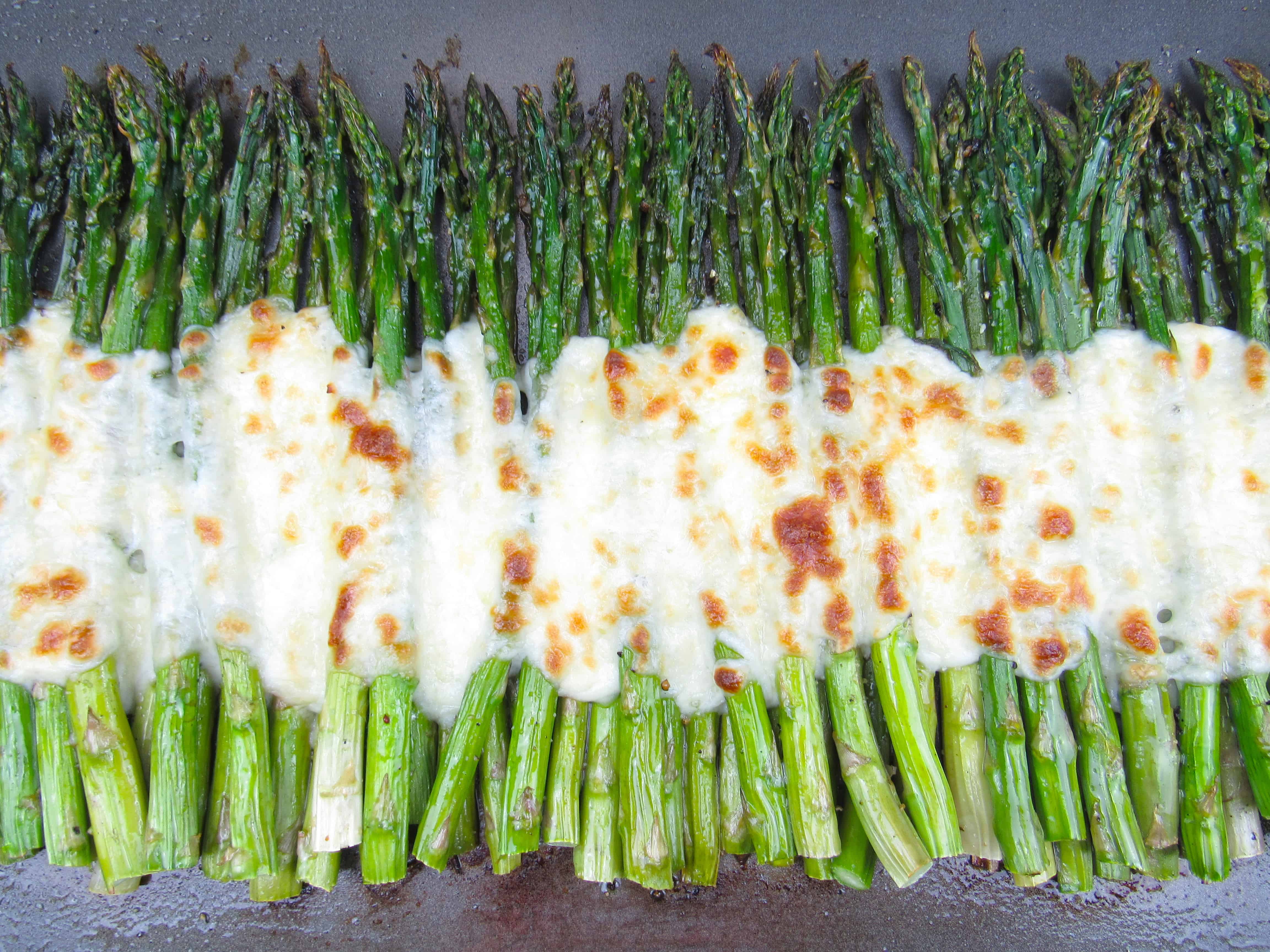 Asparagus with melted mozzarella cheese