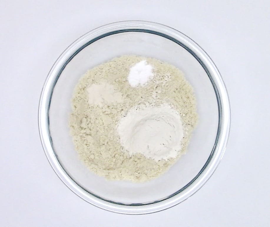 dry ingredients for cookies in glass bowl