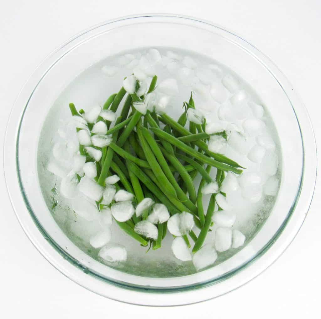 green beans in ice bath