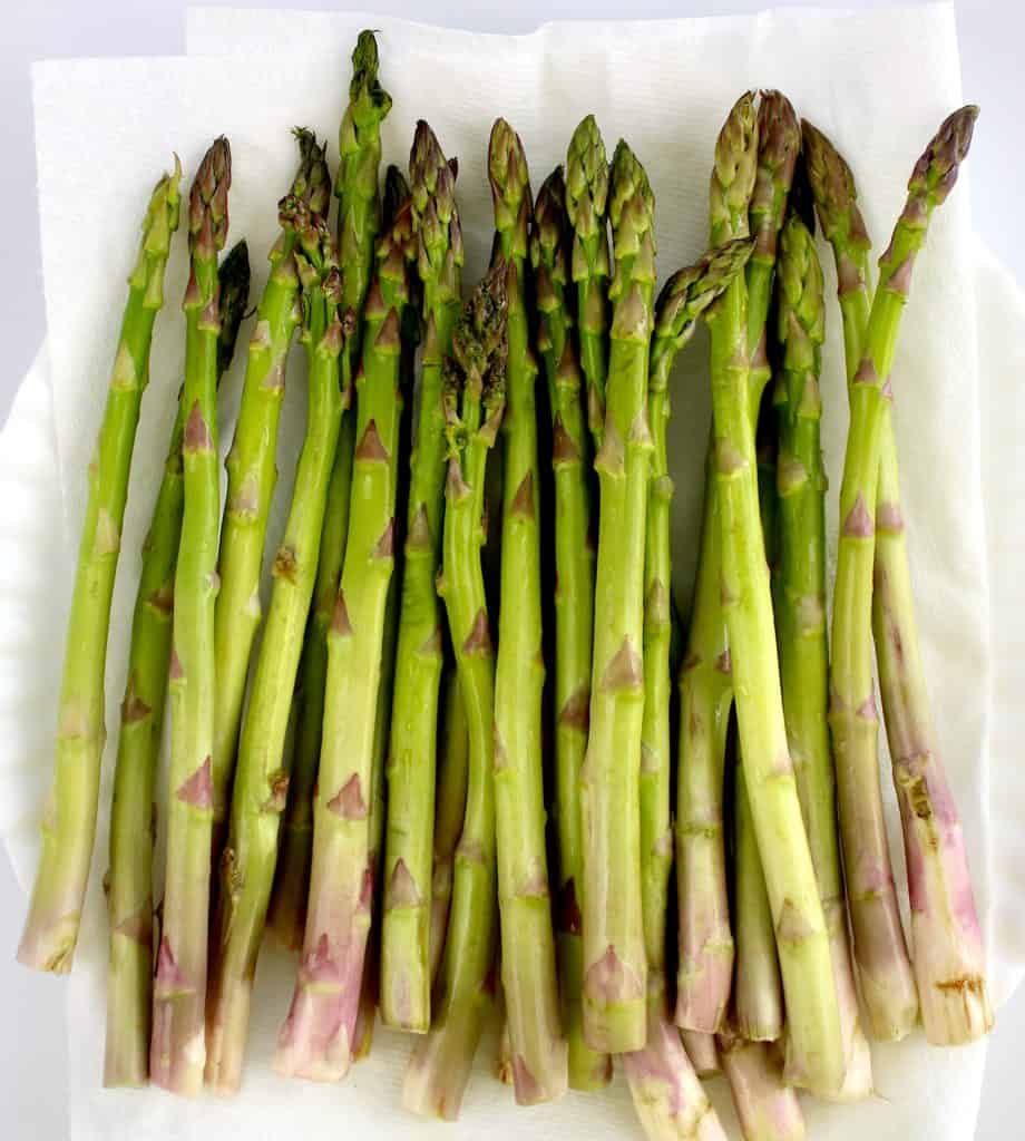 raw asparagus on paper towels