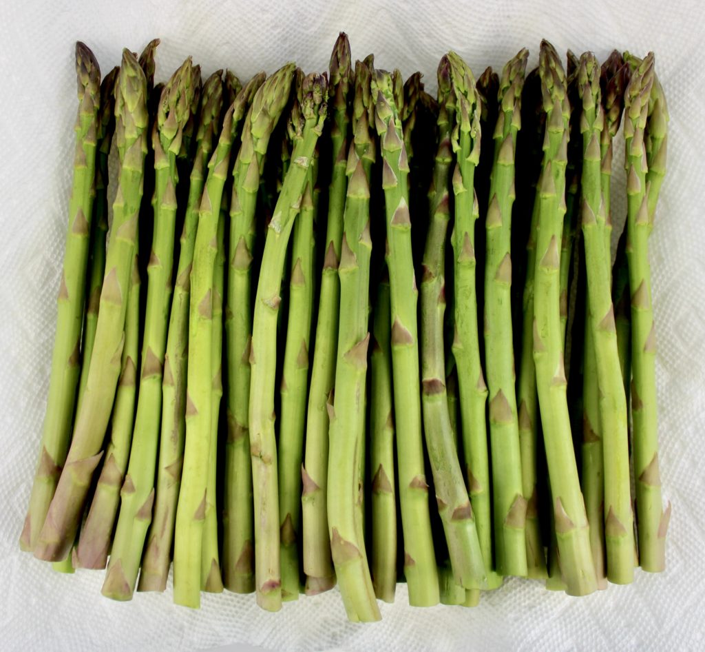 raw asparagus on paper towel