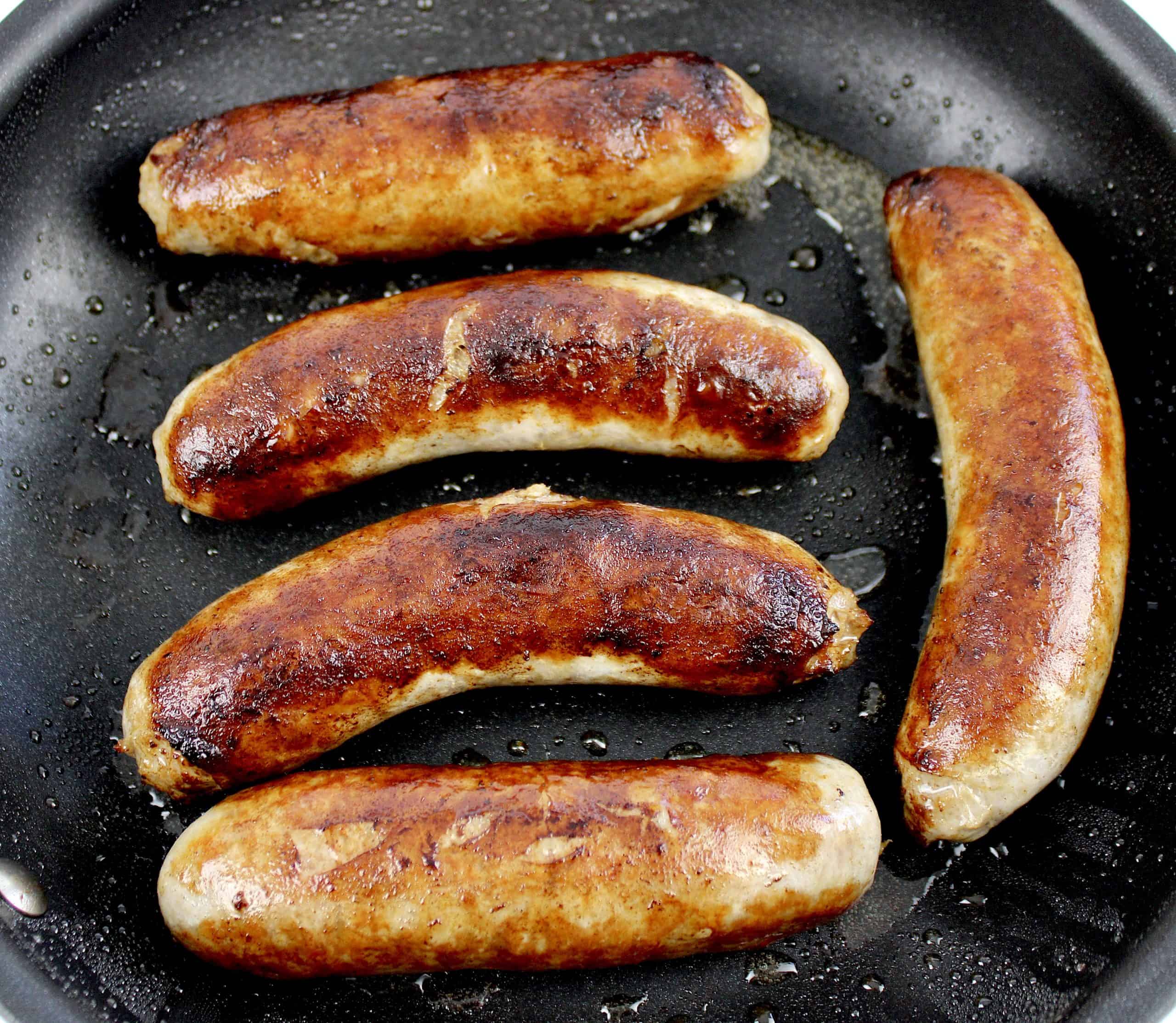 5 sausage links in frying pan browned