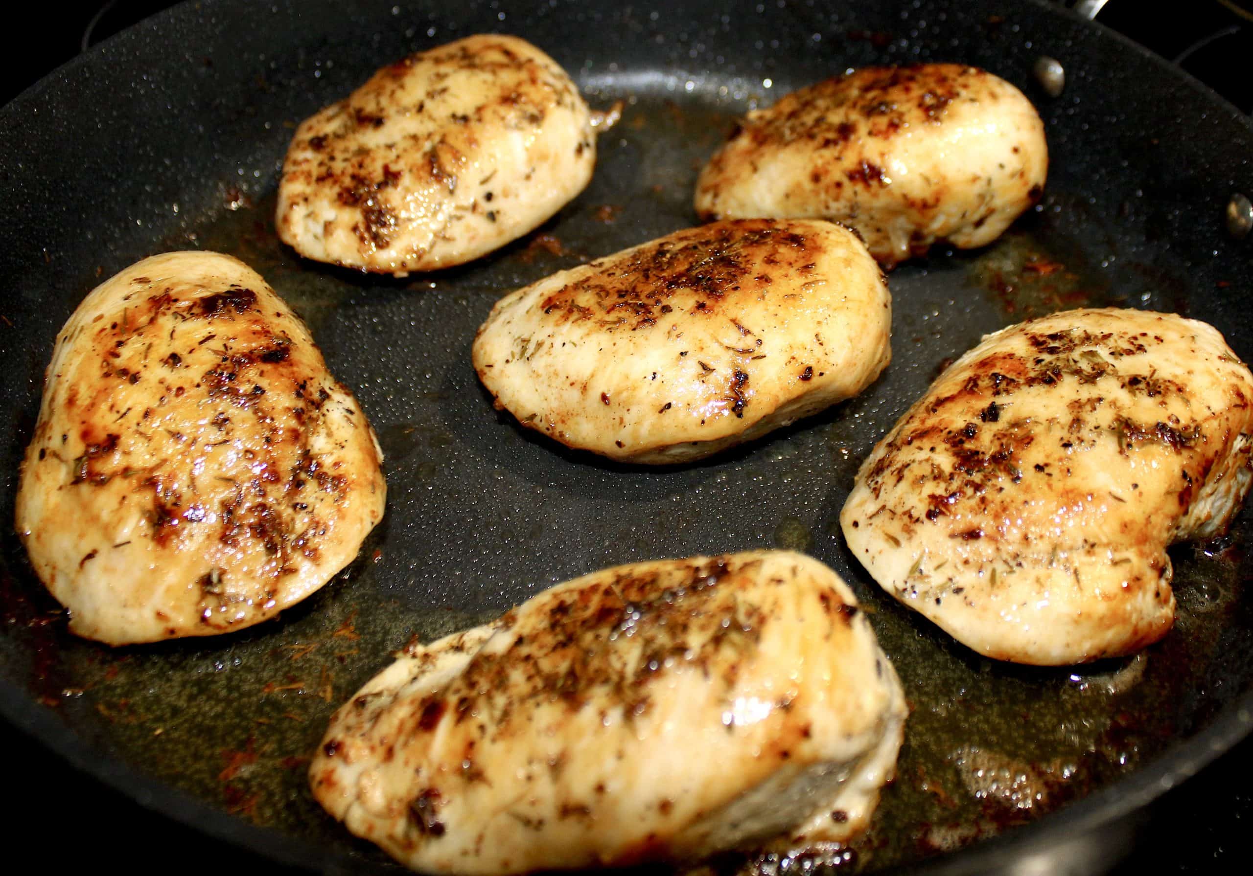 6 pieces of cooked chicken in skillet