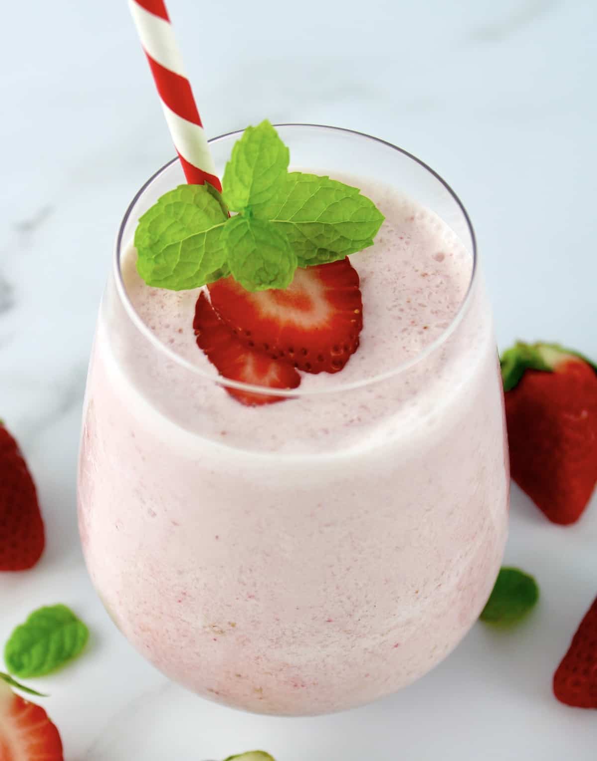 Keto Strawberry Cheesecake Smoothie with strawberry slices and mint garnish