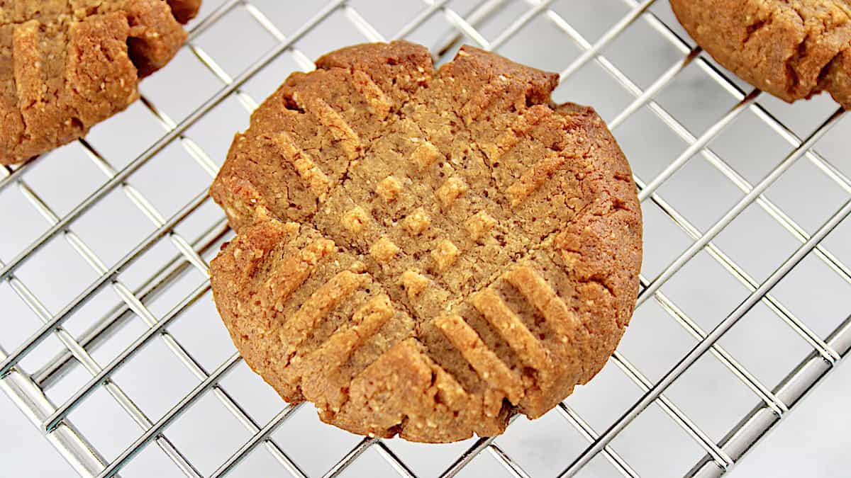 closeup of Easy Peanut Butter Cookie on cooking rack