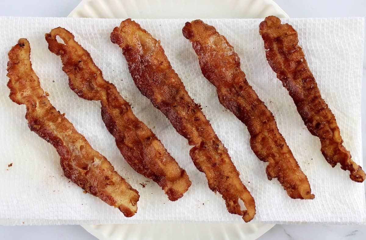 5 pieces of bacon on paper towels