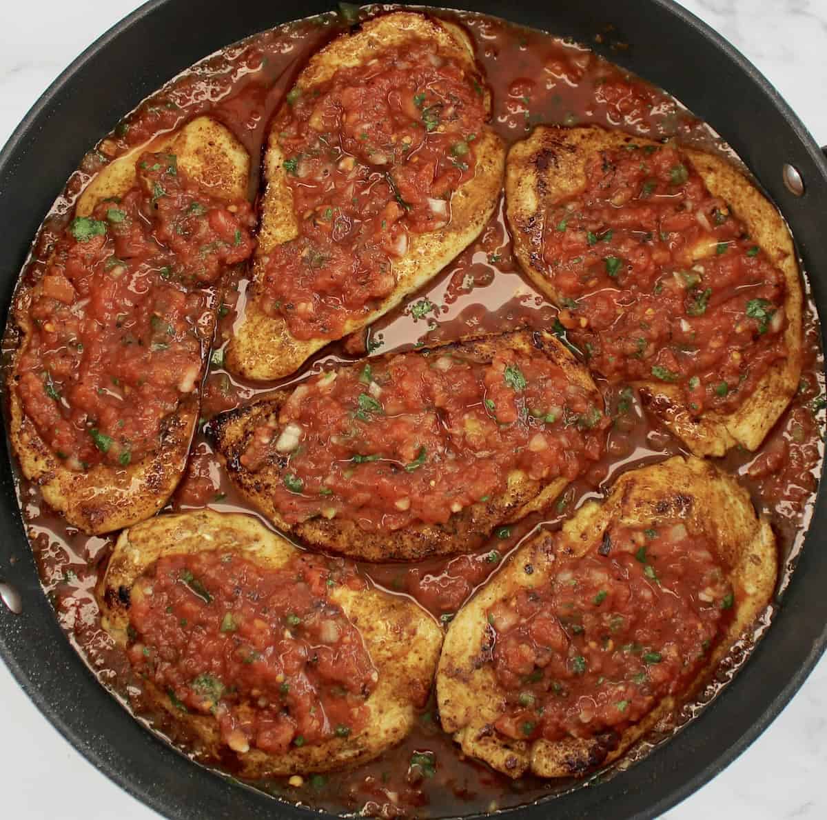 6 chicken breasts in skillet with salsa