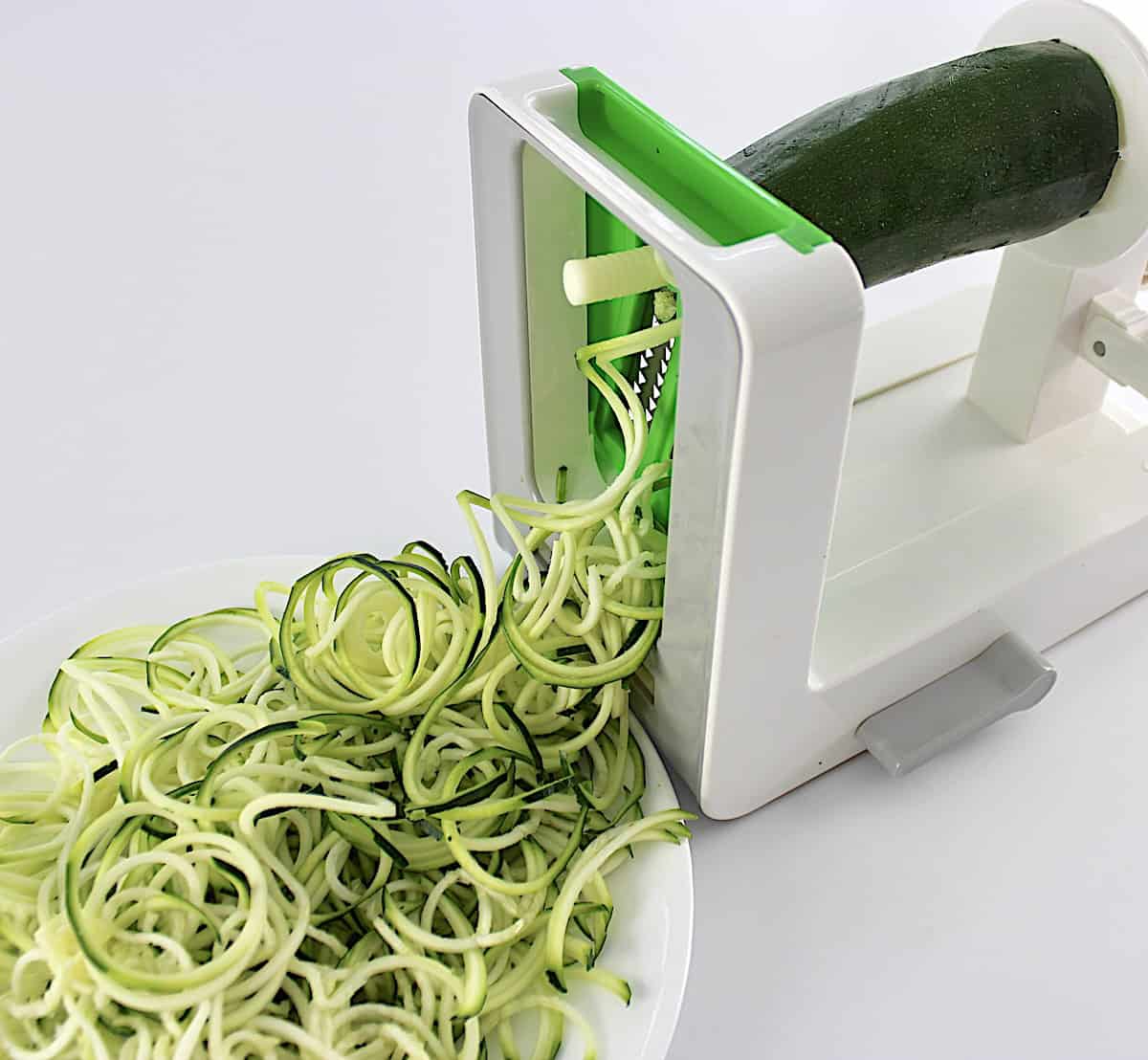 spiralizer making zucchini noodles